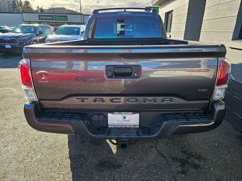 Used 2018 Toyota Tacoma TRD Sport image 4