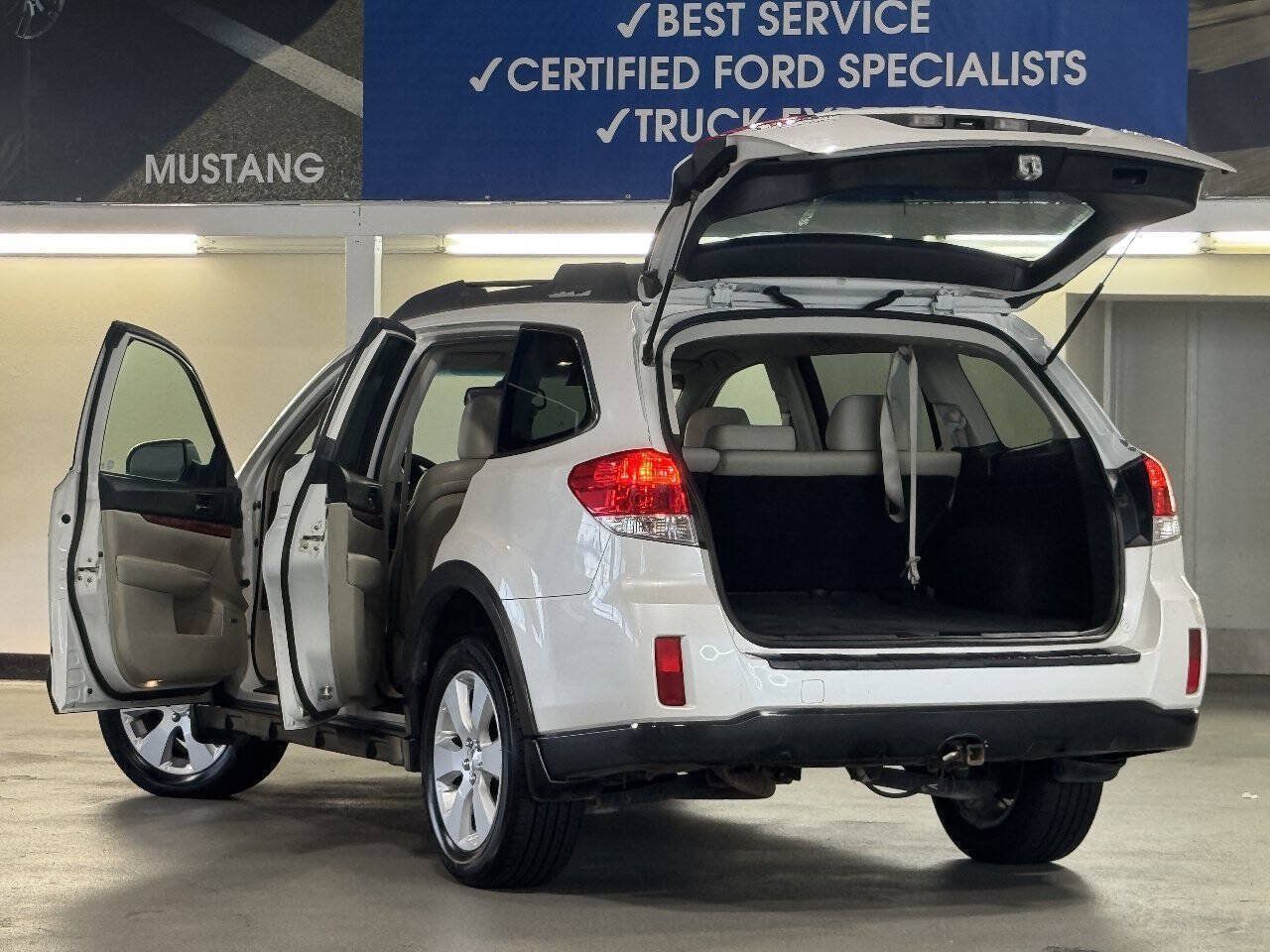 Used 2010 Subaru Outback 2.5i Limited AWD/4WD image 5
