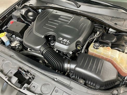 Used 2017 Chrysler 300 C Platinum image 16