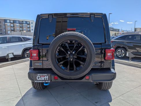 Used 2022 Jeep Wrangler Unlimited Sahara w/ Cold Weather Group AWD/4WD image 5