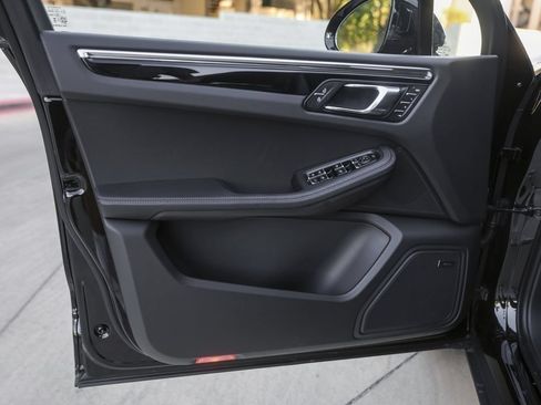 Certified 2026 Porsche Macan AWD/4WD image 33