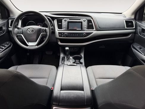 Used 2019 Toyota Highlander LE FWD image 10