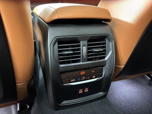 Used 2024 BMW 330i Sedan w/ Convenience Package image 32