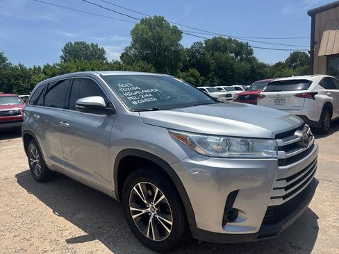 Used 2017 Toyota Highlander LE FWD image 3