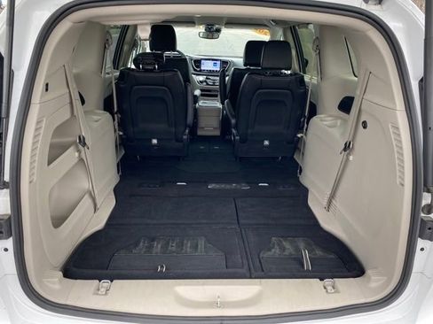 Used 2024 Chrysler Pacifica Touring-L image 17