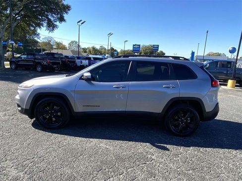 Used 2016 Jeep Cherokee Latitude w/ Comfort/Convenience Group image 4