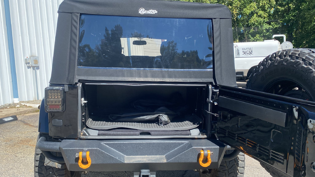 Used 2018 Jeep Wrangler Unlimited Sahara w/ Connectivity Group AWD/4WD image 18