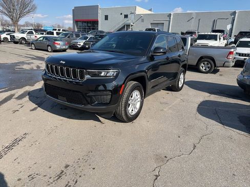 Used 2025 Jeep Grand Cherokee Laredo image 1