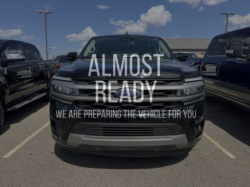 Used 2023 Ford Expedition XLT RWD image 1