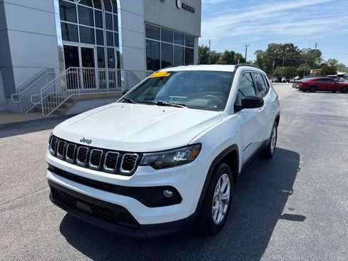 Used 2024 Jeep Compass Latitude AWD/4WD image 3