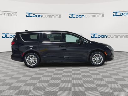 New 2027 Chrysler Pacifica Select w/ Family Tech Group