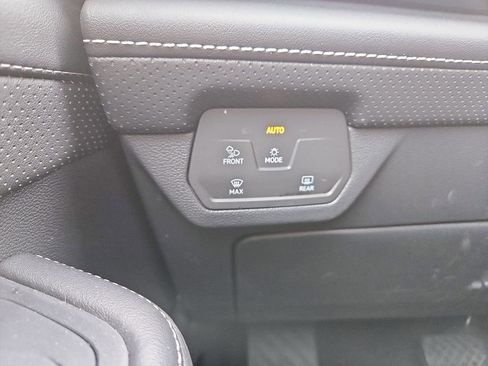 Used 2024 Volkswagen Atlas SE image 21