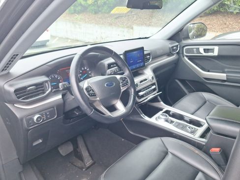 Used 2022 Ford Explorer XLT w/ Equipment Group 202A image 6