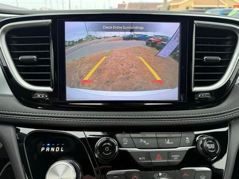 Certified 2025 Chrysler Pacifica Limited image 30