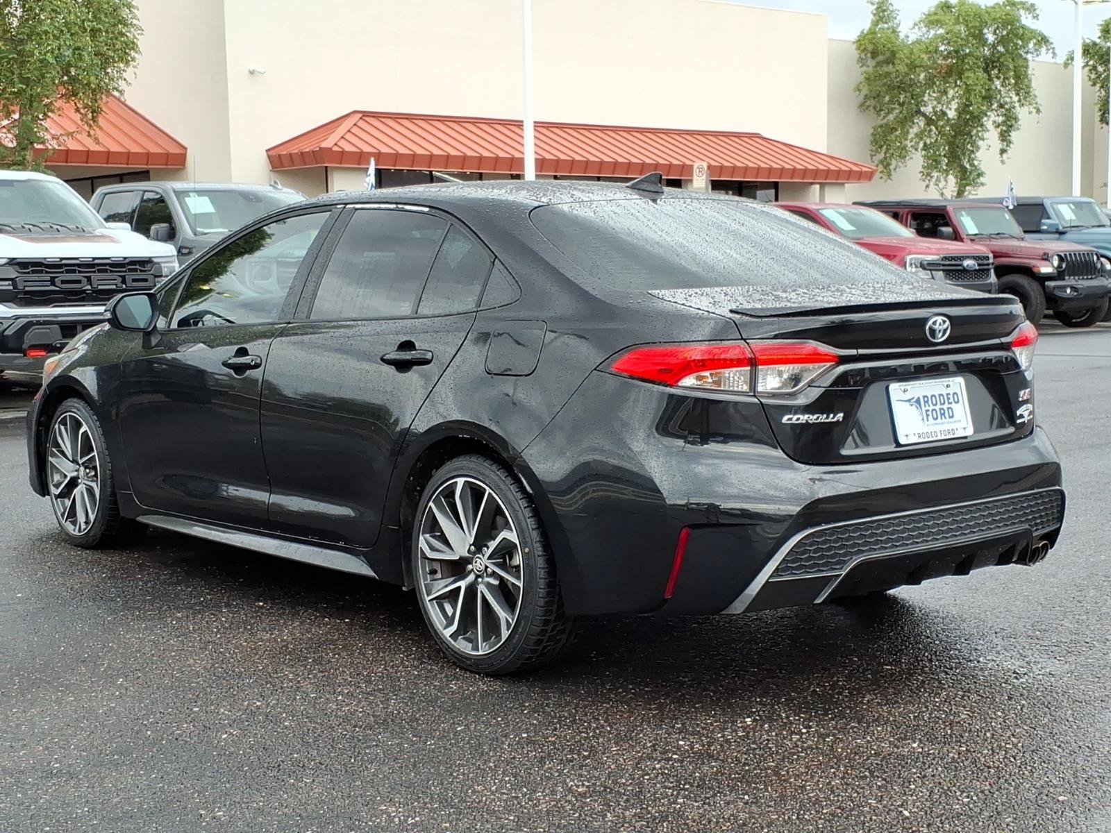 Used 2020 Toyota Corolla SE w/ SE Premium Package FWD image 3