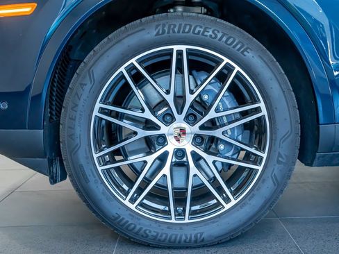Certified 2025 Porsche Cayenne AWD/4WD image 11
