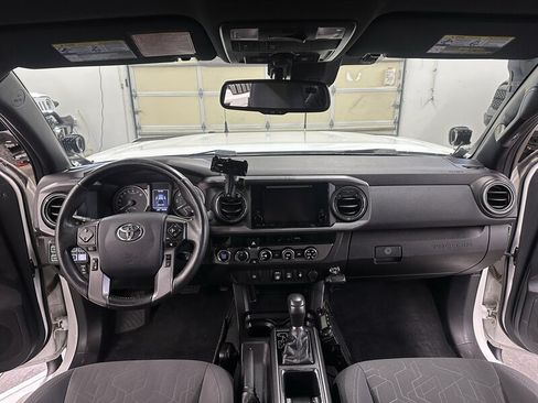 Used 2018 Toyota Tacoma TRD Off-Road AWD/4WD image 19