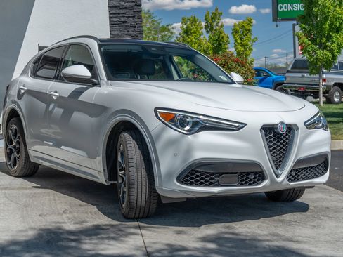 Used 2020 Alfa Romeo Stelvio Ti w/ Active Blind Spot Package AWD/4WD image 6