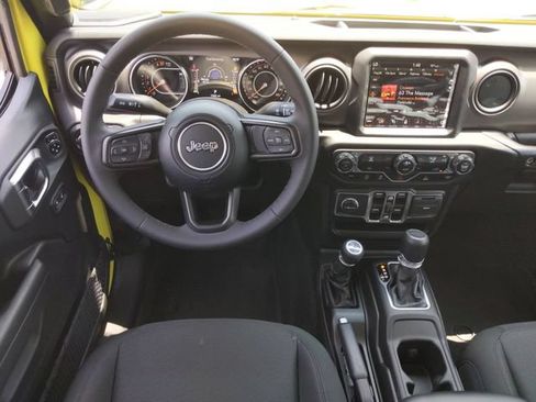 Used 2023 Jeep Gladiator Sport AWD/4WD image 15