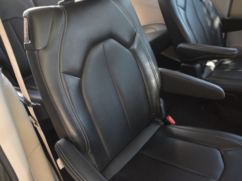 Used 2024 Chrysler Pacifica Touring-L FWD image 26