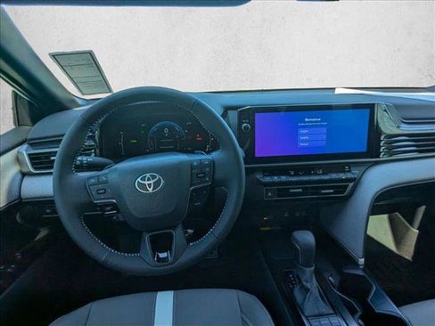Used 2025 Toyota Camry SE image 13