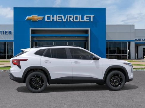New 2026 Chevrolet Trax LT w/ Driver Confidence Package FWD image 5