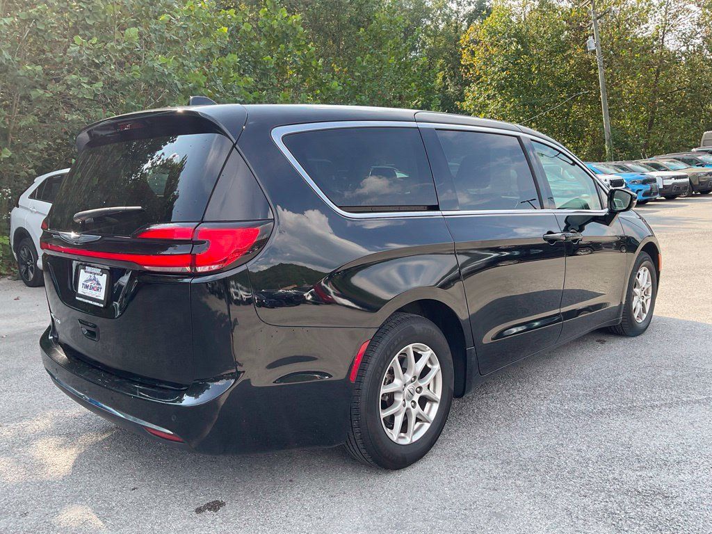 Used 2024 Chrysler Pacifica Touring-L FWD image 6