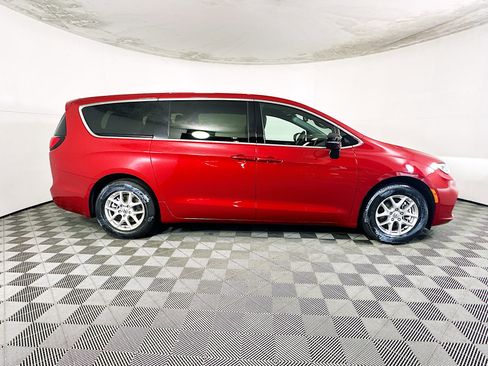 Used 2025 Chrysler Pacifica Select FWD image 2