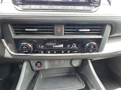 Used 2025 Nissan Rogue SV FWD image 38
