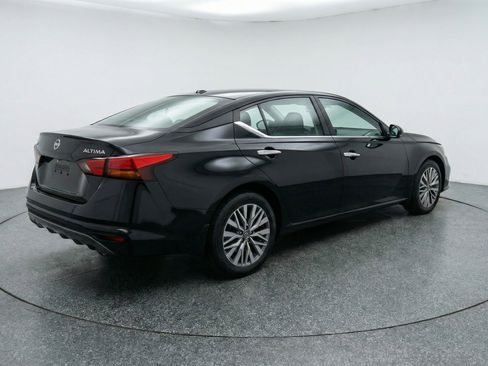 Used 2025 Nissan Altima 2.5 SV image 9
