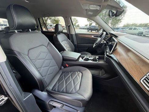 Used 2025 Volkswagen Atlas SE AWD/4WD image 4