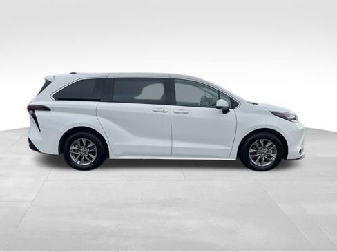 Used 2023 Toyota Sienna LE image 9