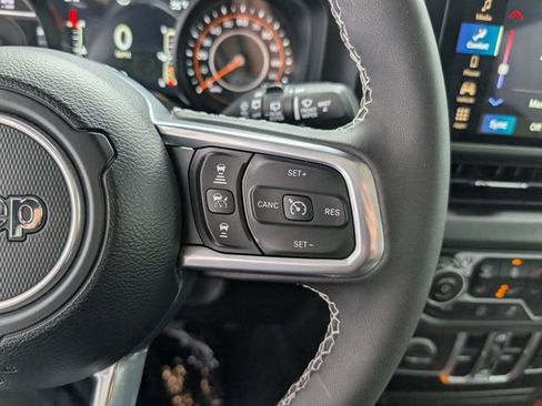 Used 2025 Jeep Wrangler Unlimited Sahara AWD/4WD image 16