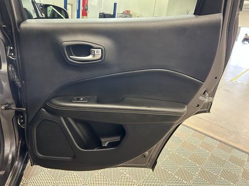 Used 2018 Jeep Compass Latitude w/ Cold Weather Group AWD/4WD image 13