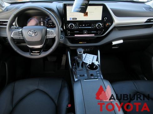 New 2026 Toyota Highlander Platinum image 9