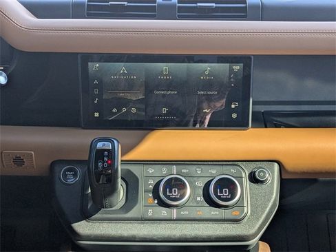 Used 2024 Land Rover Defender 110 X-Dynamic SE image 18