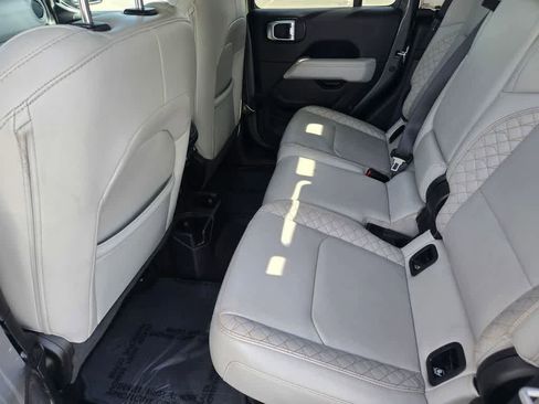 Used 2023 Jeep Gladiator Overland image 12