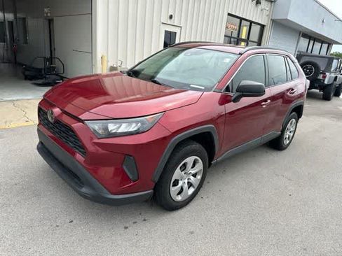 Used 2019 Toyota RAV4 LE FWD image 2
