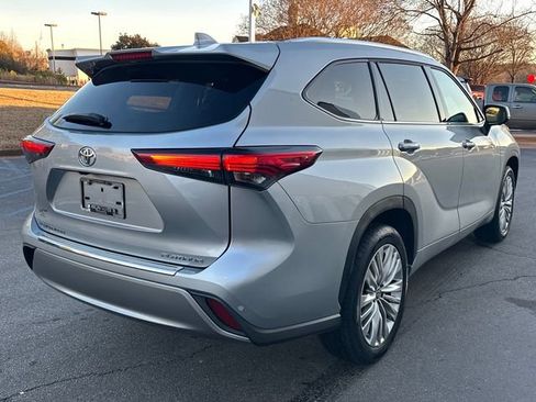 Used 2023 Toyota Highlander Platinum image 3