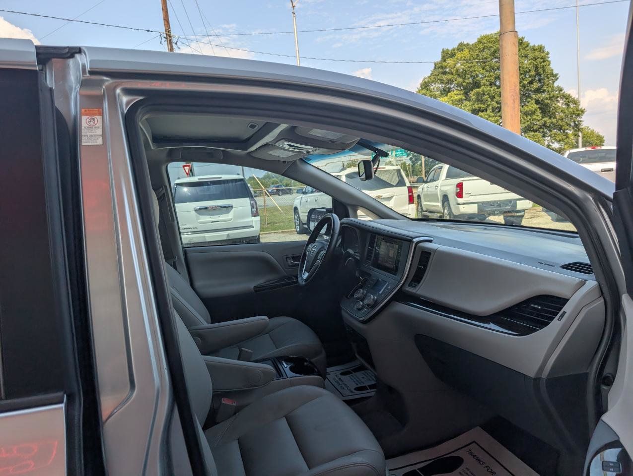 Used 2017 Toyota Sienna XLE w/ XLE Navigation Package FWD image 26