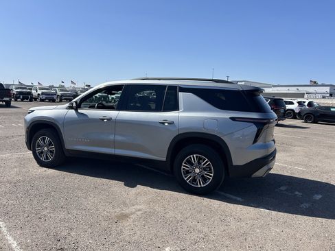 Used 2025 Chevrolet Traverse LT image 3