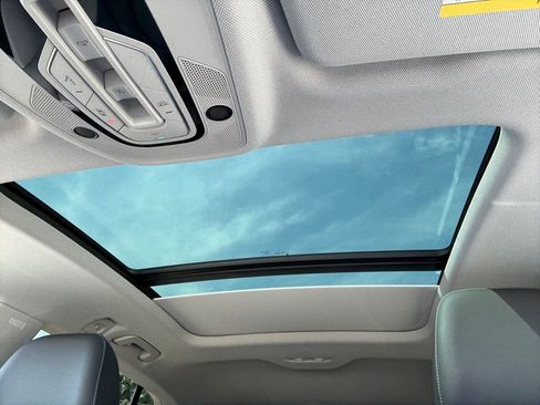 Used 2023 Audi Q8 Premium image 17