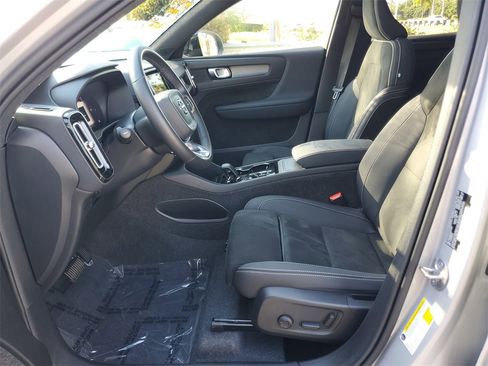Certified 2025 Volvo XC40 B5 Plus image 15