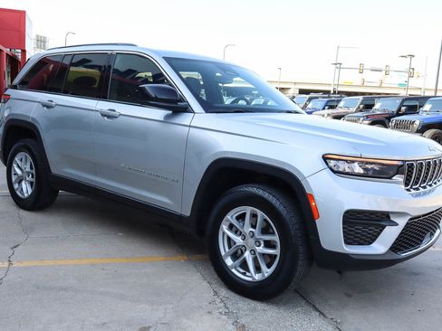 Used 2024 Jeep Grand Cherokee Laredo X w/ Luxury Tech Group I AWD/4WD image 3