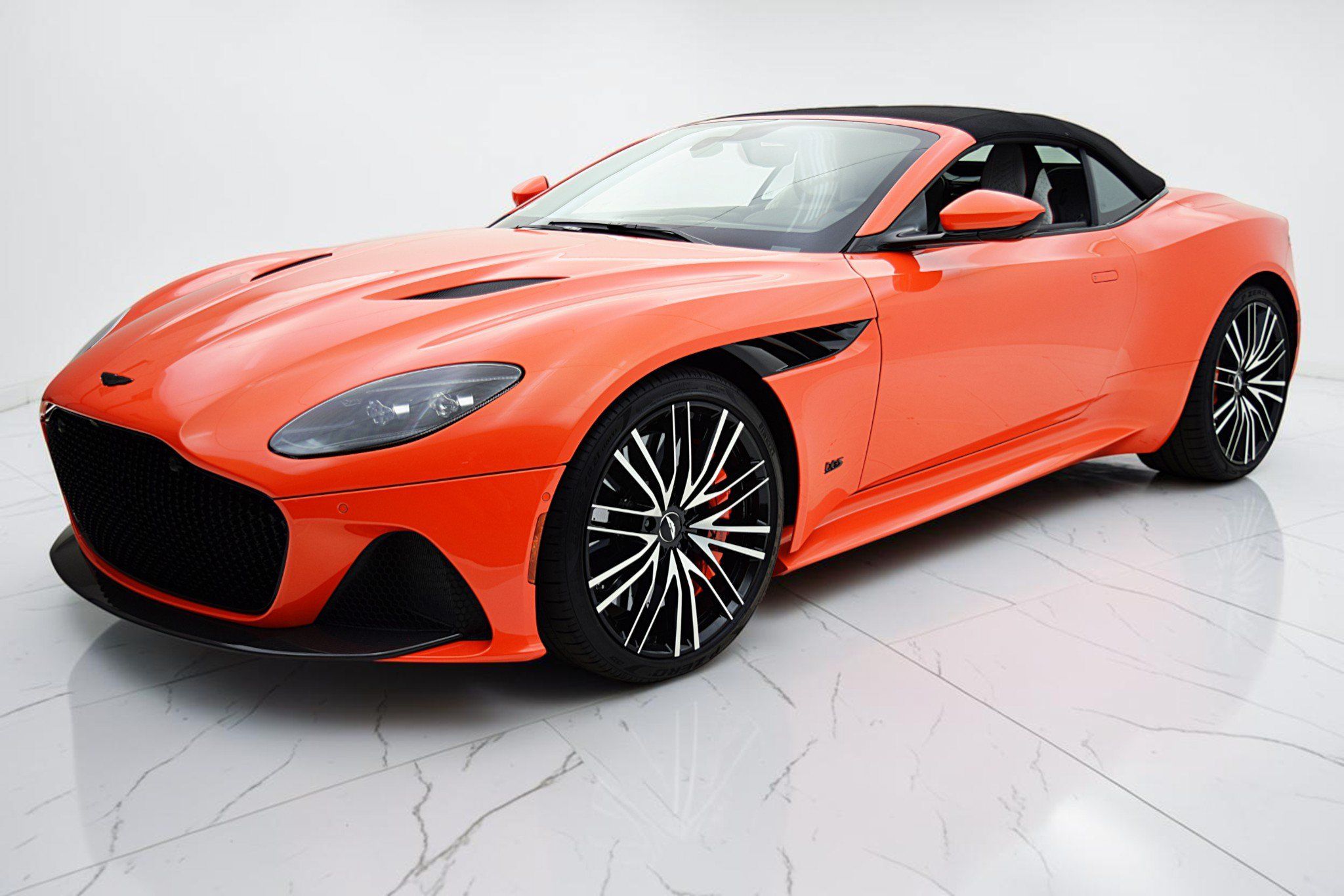 Used 2023 Aston Martin DBS Superleggera Volante RWD image 18