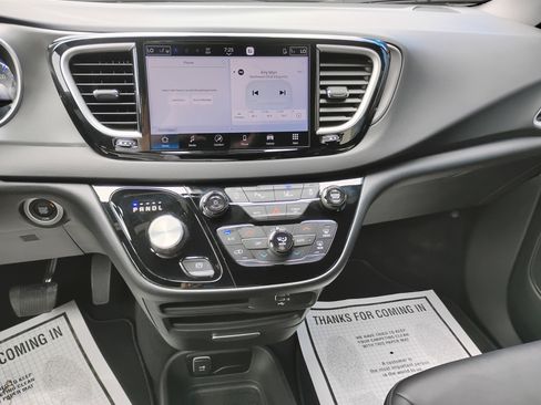 Used 2026 Chrysler Pacifica Select FWD image 8