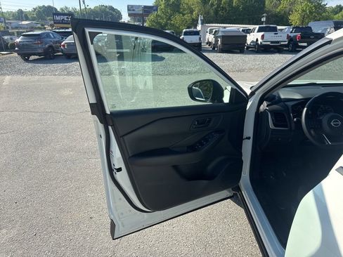 Used 2024 Nissan Rogue S image 23