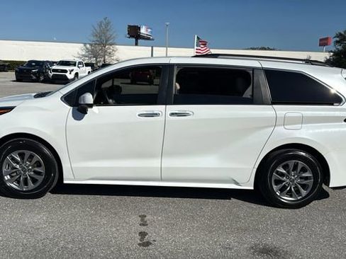 Used 2022 Toyota Sienna XLE image 4