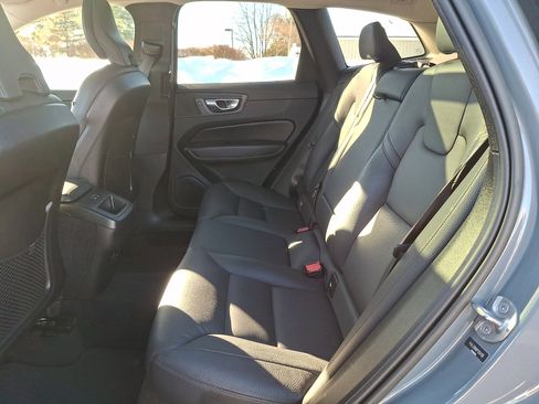 Used 2023 Volvo XC60 B5 Plus image 10