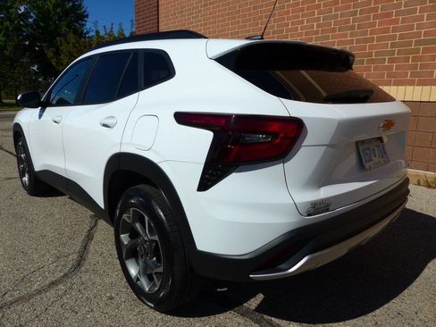 Used 2025 Chevrolet Trax LT image 7